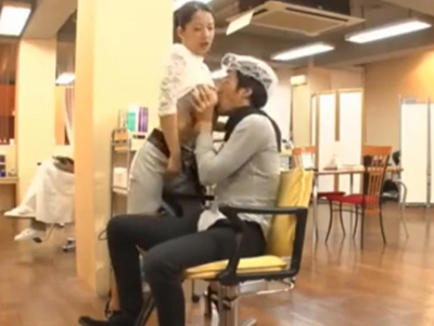 巨乳ビッチな美容師さんが客を誘ってSEX開始