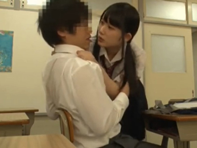 教室内で男子を誘って大人の関係に持ち込んじゃう淫乱JK