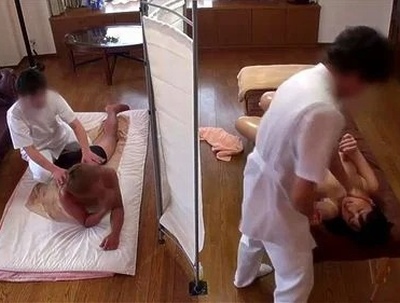 寝取られ願望強すぎ夫の罠！隣でちゃんとマッサージを受けているフリをして…エッチなマッサを特等席でガン見！