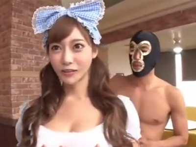 ウエイトレスコスの明日花キララが突然現れたエロ男にバイブ挿入されパコ開始