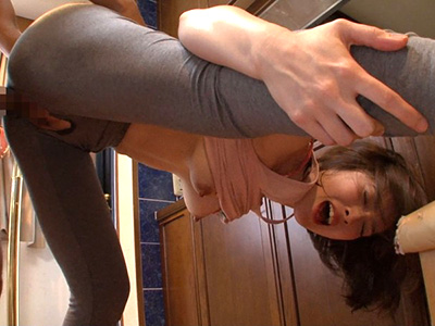 ぴちぴちレギンスの淫乱奥さんを犯す！恥ずかしいシミを作ってアヘイキ連発