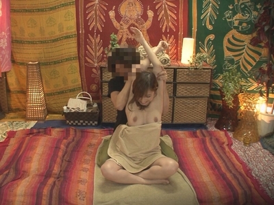 「ちょ、ちょっと見えてません？汗」巨乳ギャルに淫乱マッサ→陰部を刺激されまくってなし崩しパコ