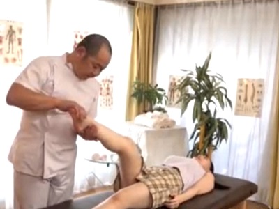 「だめ…気持ちぃ///」彼氏を一緒にきているのに淫乱マッサでトロマンにされた彼女が乳しごきで大量射精ｗ