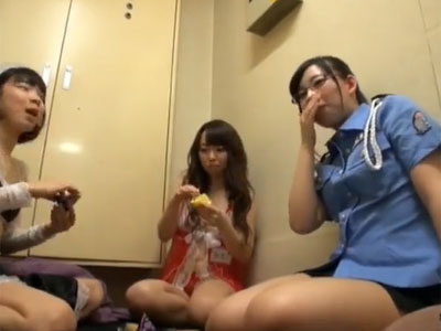 ピンサロで働くセクシー娘達がお客さんの要望にお応えして中出しパコ解禁