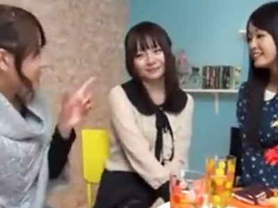 「やだ…見ないで！」友達の目の前でデカマラを突かれる女子大生ｗ