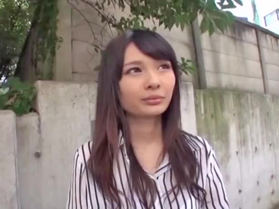 友達を待ちぼうけている間にサクッとナンパエッチする美少女