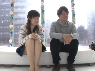 お金に釣られて友達と中出しエッチしちゃった女子大生