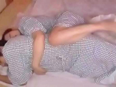 雑魚寝中に結婚間近の友達の彼氏を寝取るヤリマン女子