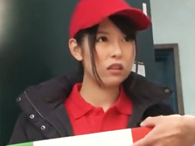 ピザ屋の配達スタッフに媚薬チンコを無理やり突っ込み顔面への射精レイプ