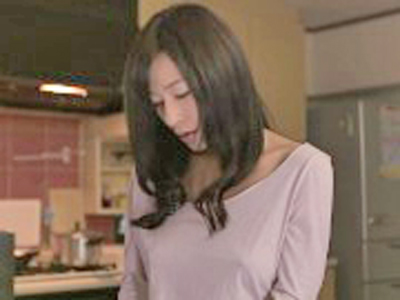 息子の友達のチンポの若さに狂っていくお母さん