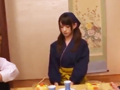 旅館でバイトしてるちっちゃいおっぱい娘が酔っぱらったおっさん達に回される…