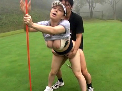 Gカップ乳淫乱キャディに我慢できずグリーン上で生ハメ3P！精子が子宮に着床するホールインワン