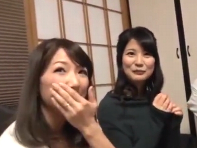 「旦那に怒られちゃうｗ」美主婦達と飲み会の席で乱交に発展！