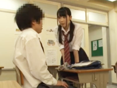 制欲の限界に達した思春期女子高生がクラスメイトの男子を誘って教室内で禁断パコ