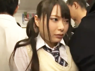 満員電車で屈強な男達に痴漢されて失禁アクメしたロリJKがトイレに拉致られ輪姦されちゃうｗ