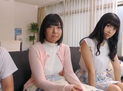 友達同士の女子大生をお持ち帰り！お互い恥ずかしがりながらもシーツを濡らして即ハメ撮り