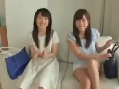 仲良し素人JD声かけ→友達の前で本気イキしちゃう色白美女