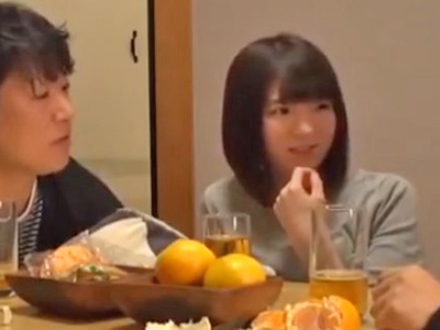 友達が寝ている隙にロリ顔嫁にNTR生発射決めるｗ