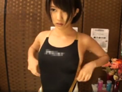スポーツ整体に騙されて競泳水着をズラしハメされる女神