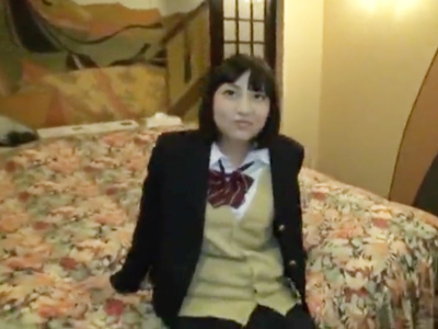 広瀬◯ず似で激カワ女子高生がいつもの円光相手に友達呼ばれて3P