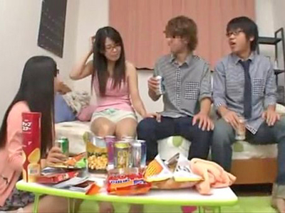 宅飲みで雑魚寝してる友達を尻目に大人の関係する男女ｗ