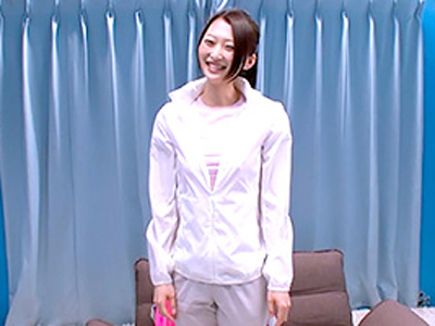 ママさんバレー帰りの人妻が汗ばむ身体をエッチなストレッチ