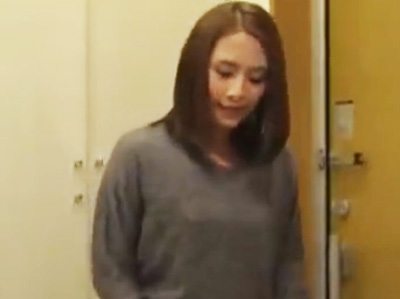 「バレちゃうよぉ！」彼女の友達が可愛すぎたのでキッチンで襲ってバックで鬼突き！