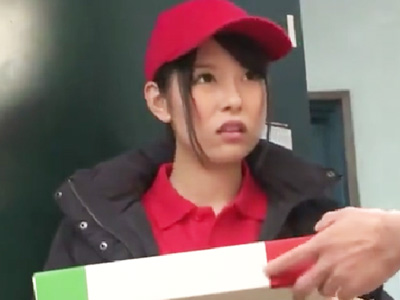 媚薬チンコをねじ込まれたピザ配達スタッフが玄関で何度もビクビク痙攣イキｗ