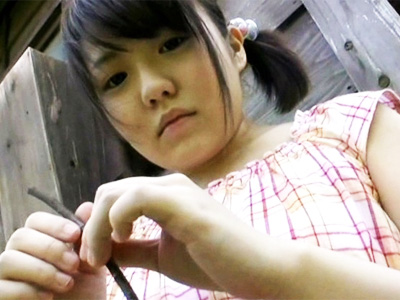 公園でぼっちの少女の無毛マ〇コに肉棒をぶち込みレイプする幼女コン変質者