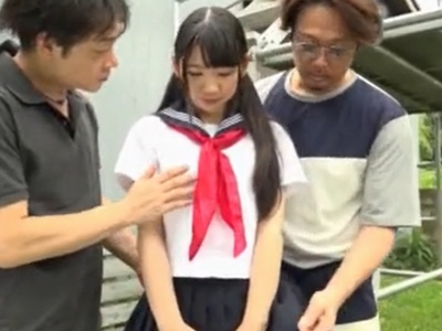 大人しそうなJKが男2人と3P青姦…まだ発育途中の体を好き放題されてぶっかけフィニッシュ