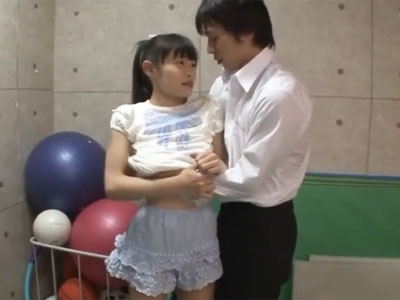 低身長のロリ美少女が先輩チンポで生膣内射精されて初アクメ体験