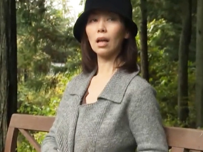 露出に目覚めた熟女が肉体労働者たちの前でオナニー→山奥で中出しSEXｗ