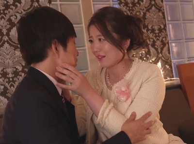 実の息子と恋人のように体を重ねてしまうイケナイママ