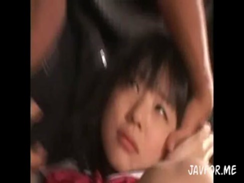 セーラー服姿の女子⚫︎生が監禁されて男達にレイプされる！