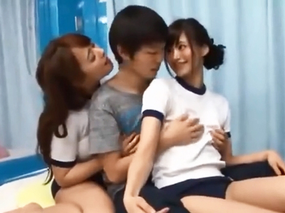 体操服コスプレの欲求不満な女の子2人に挟み撃ちされて童貞喪失したボクｗ