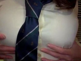 「そこ気持ちいいよぉっ///」欲求不満な身体を激しくまさぐられてあまりの快感に悶えまくりｗ