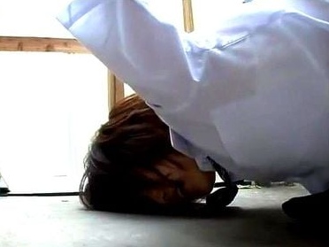 手錠で繋がれてカギはまんこの中にIN！絶体絶命状態の女子高生が通りかかった男にまで犯されてしまう！