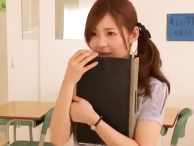 「それなら先生に出していいわよ！」教室でオナっていた生徒に自分の体を差し出す積極的な女性教師