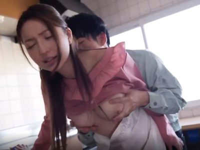 自宅で襲われてしまう爆乳人妻