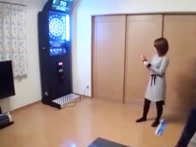 「すごいダーツあるｗ」ダーツで家まで連れ込んだ素人さんに内緒でのぞきパコ