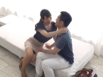 歳の差14歳差！震えるDTくんを優しく包みながら筆おろしする変態人妻