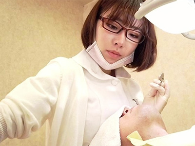 患者を欲情させる歯科助手！まわりにバレないようコッソリ挿入して何度も膣アクメｗ