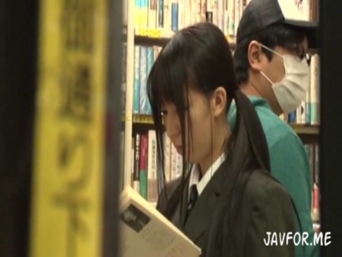 本屋にいた純粋無垢な美少女JKを媚薬使って生発射ガチレイプ！