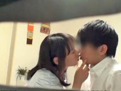 息子と家庭教師の間柄を疑った母が仕込んだ隠し撮りカメラに映っていた一部始終