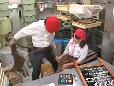 パン屋の工房で店長とハメてたカワイイ店員さんの隠し撮り映像
