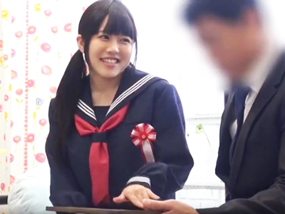 「ええ！中！？ヤバ‥」卒業式直後の女子⚫︎生娘にお父さんが発情してお祝い膣内射精ｗｗ