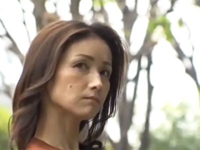 年を重ねてなお華奢で美しい熟女妻がバス内で痴漢男に抵抗できず→