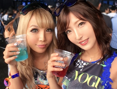 真夏の野外フェスで捕まえたノリノリヤリマン2人とロデオ大乱交！