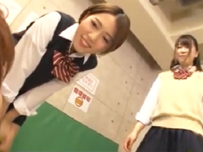 体育倉庫で男子を誘惑→3Pプレイで精子を搾り取る淫乱JKコンビ