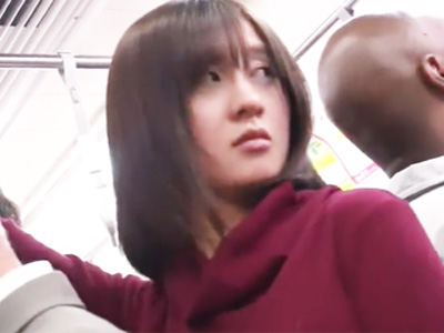 女子大生が黒人に電車で痴漢され尾行されて生発射レイプの餌食に‥
